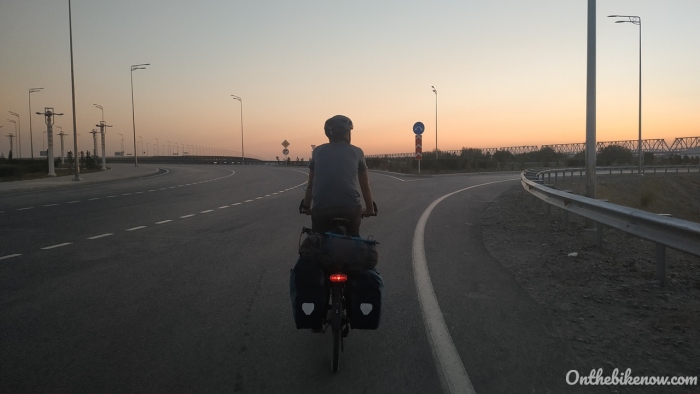 De Turkmenabat à la frontière à 5h du mat !