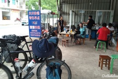 Pause déj sur la route de Zengdong
